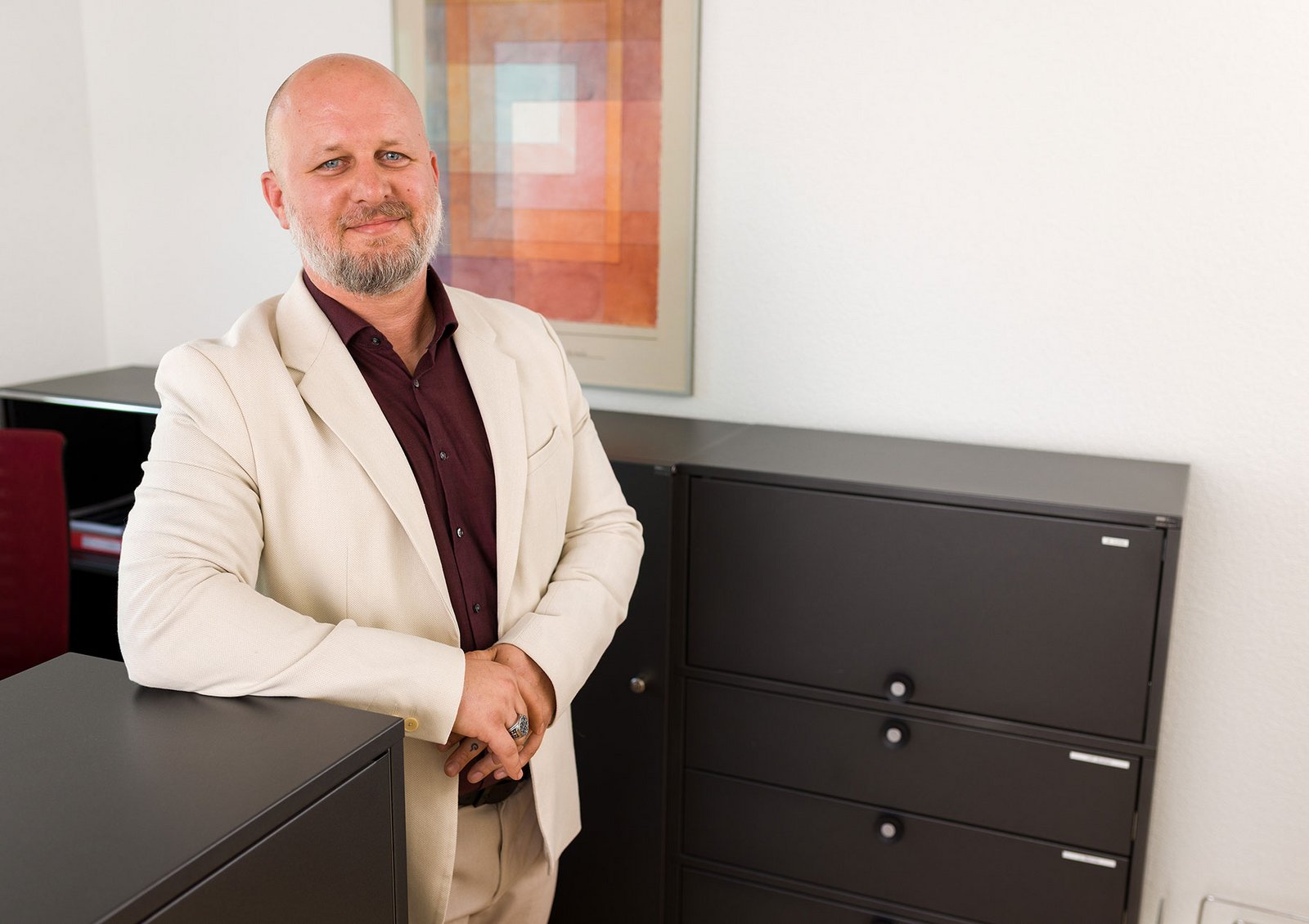 Portraitbild von Christian Imhof an seinem Arbeitsplatz.